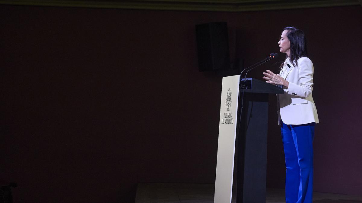 La presidenta del Redeia, Beatriz Corredor, interviene durante los Desayunos del Ateneo de Madrid.