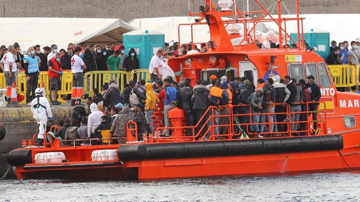 Alrededor de 1.500 migrantes llegados en patera permanecen en el campamento del muelle de Arguineguín (Gran Canaria).