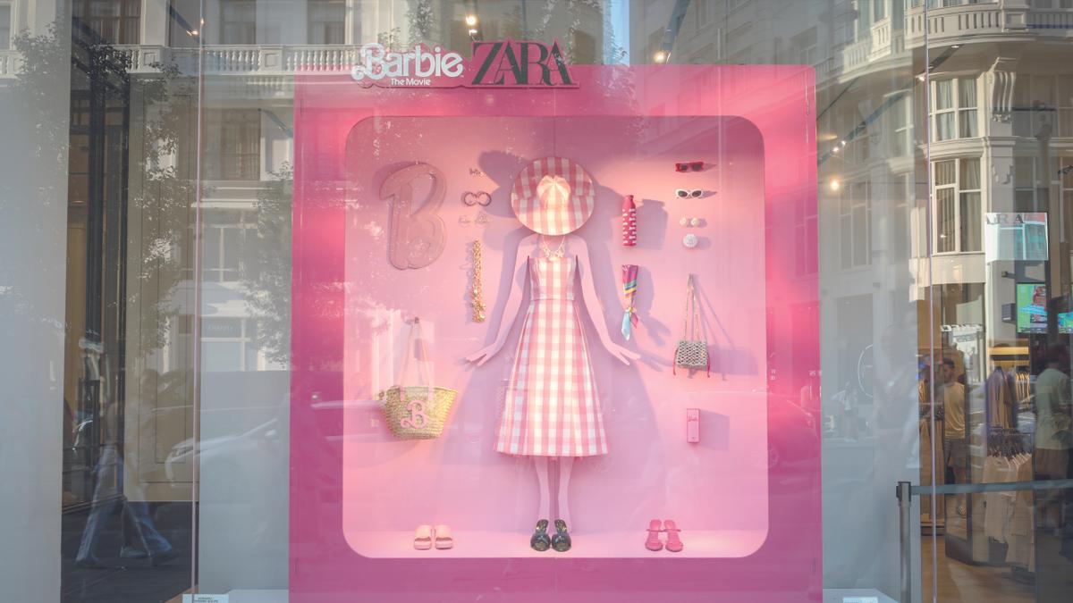 El fenómeno Barbie en el escaparate de una tienda de Zara en la Gran Vía de Madrid.