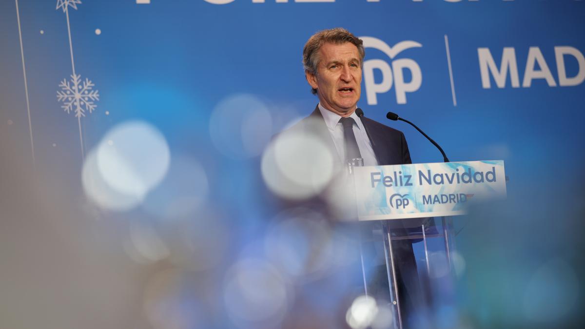 El presidente del Partido Popular, Alberto Núñez Feijóo, interviene durante la cena de navidad del PP de Madrid.