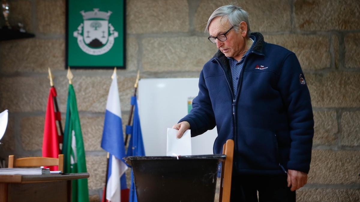 Un hombre ejerce su derecho a voto durante las votaciones a las elecciones parlamentarias de Portugal, en 2024.