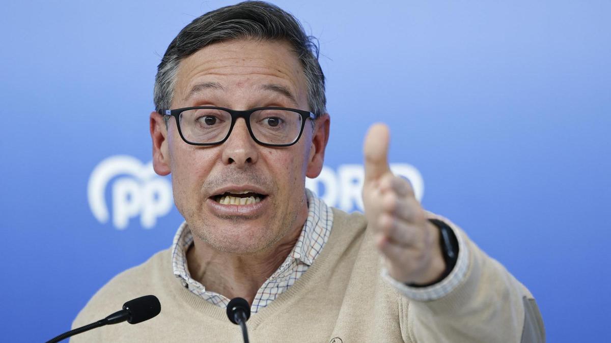 El secretario general del PP de Madrid, Alfonso Serrano, comparece en rueda de prensa este viernes en la sede de Génova.
