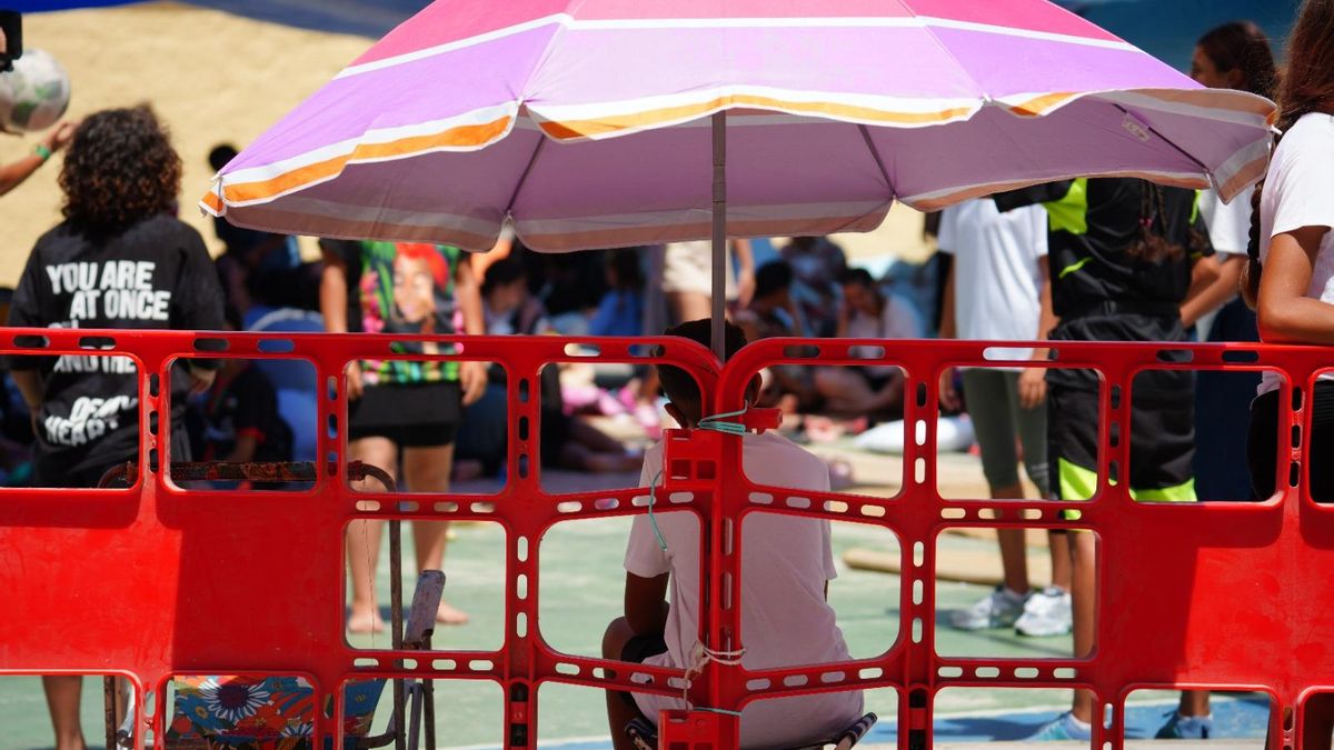 Un niño sentado en un campamento improvisado en Ceuta.