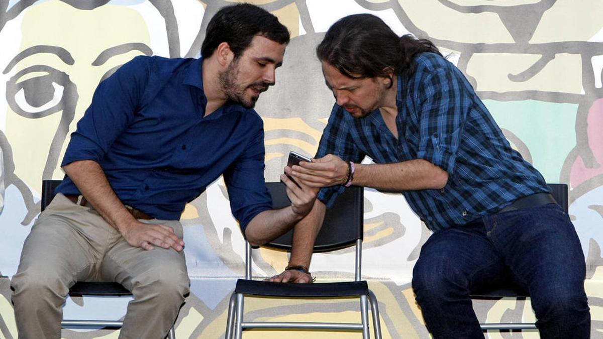 Alberto Garzón y Pablo Iglesias charlan el viernes en un mitin en Alicante.