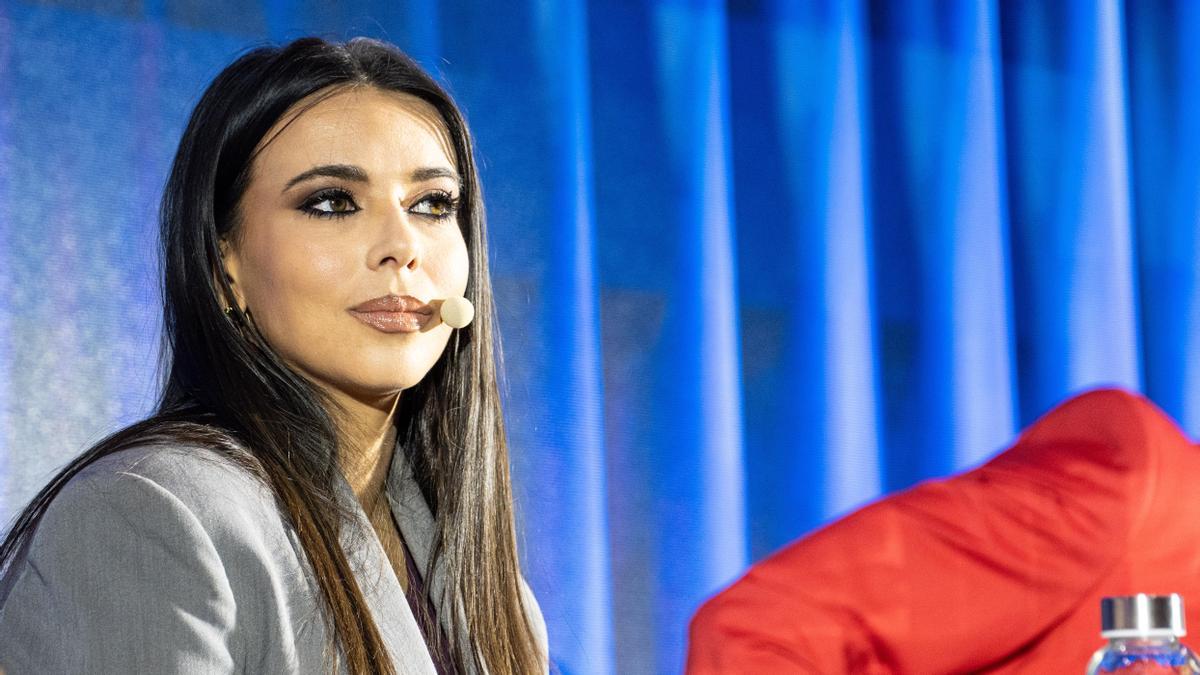 La analista política Sarah Santaolalla participa en una mesa redonda.