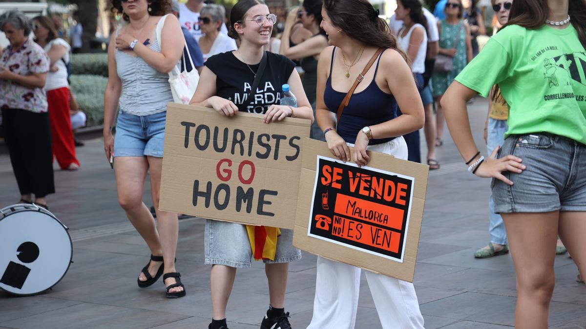 Varias personas con pancartas durante una manifestación por la vivienda en Mallorca (Baleares).