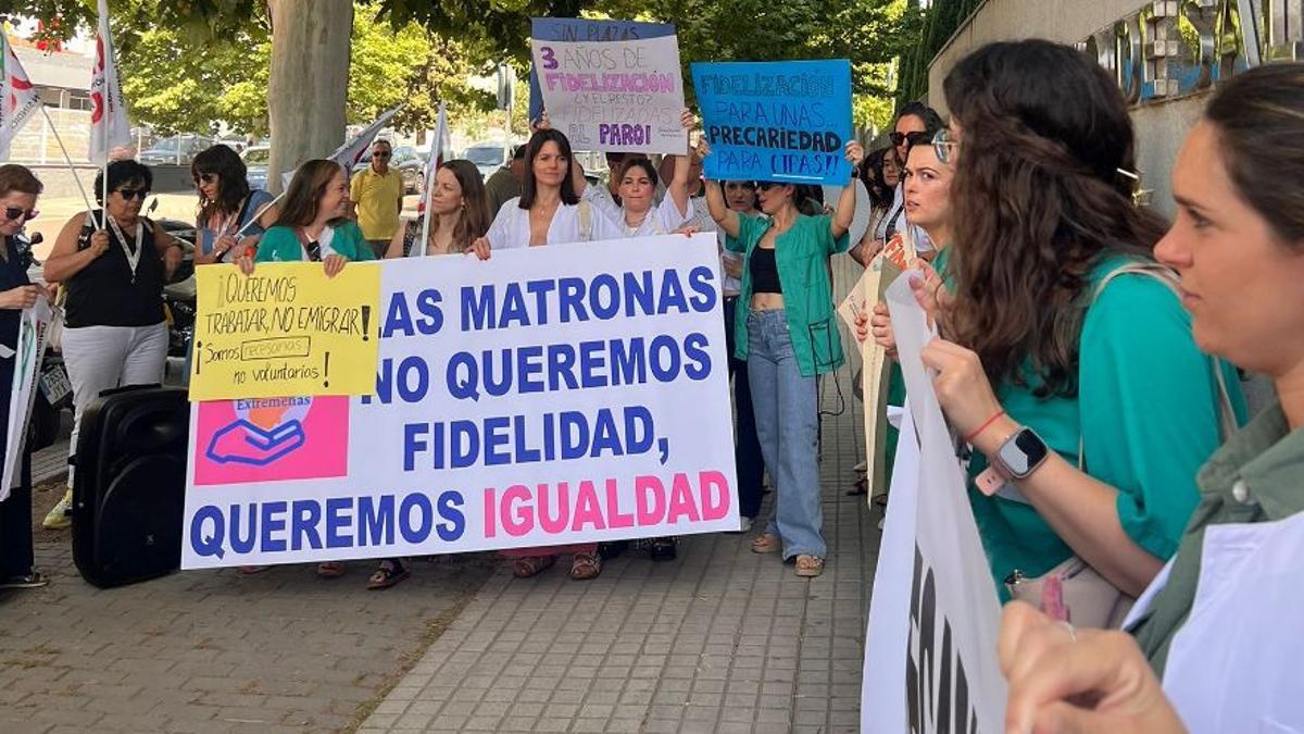 Un grupo de matronas protesta ante la gerencia del Servicio Extremeño de Salud en Mérida, a 18 de junio de 2025.