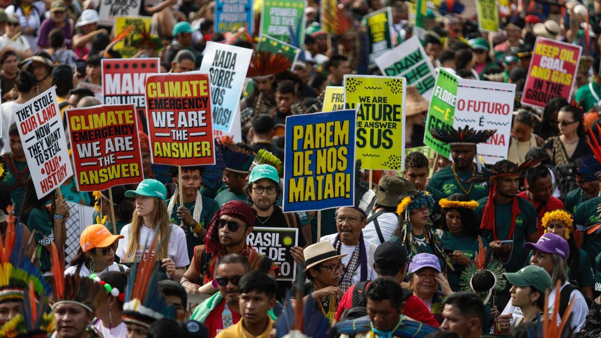 Indígenas y simpatizantes participan en la Marcha Global por el Clima 'La Respuesta Somos Nosotros' este lunes, en la Aldea COP30 en Belém (Brasil).
