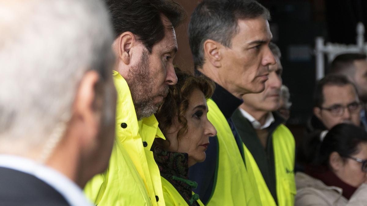 El presidente del Gobierno, Pedro Sánchez, el ministro de Transportes Óscar Puente y la vicepresidenta primera del Gobierno, María Jesús Montero, en Adamuz (Córdoba).
