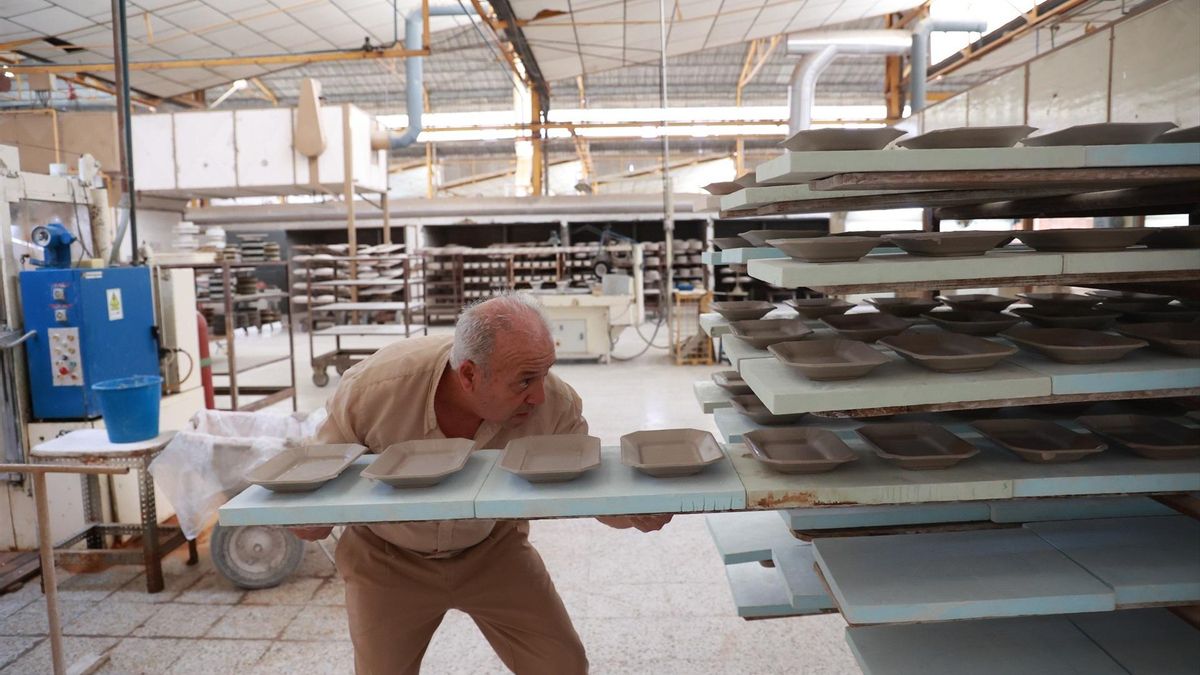 Operarios en la fabrica de cerámica la Cartuja de Sevilla. A 8 de julio de 2026 en Sevilla.