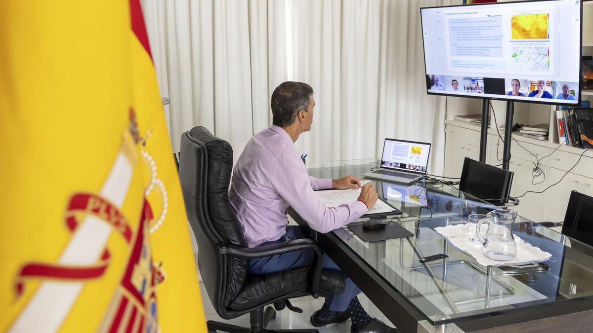 Sánchez preside la reunión de coordinación por los incendios este sábado.EFE/Pool Moncloa