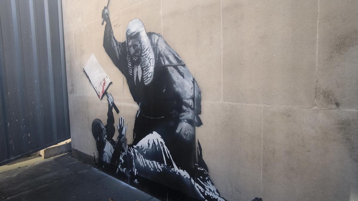El mural del artista callejero Banksy que el lunes apareció en una pared del edificio del Tribunal Superior de Londres.