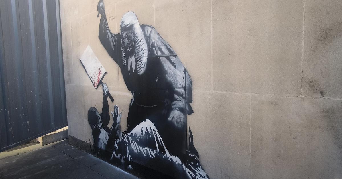 El mural de Banksy ante el Tribunal Superior de Londres, denunciado como daño criminal