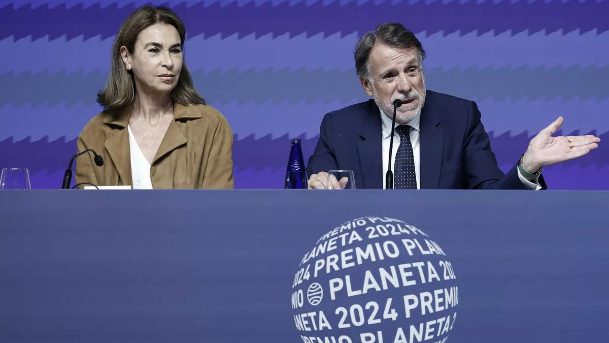 El presidente del Grupo Planeta, José Creuheras, y la presidenta del jurado, Carmen Posadas, durante la rueda de prensa de presentación del LXXIII Premio Planeta que se entregará este martesa en Barcelona.