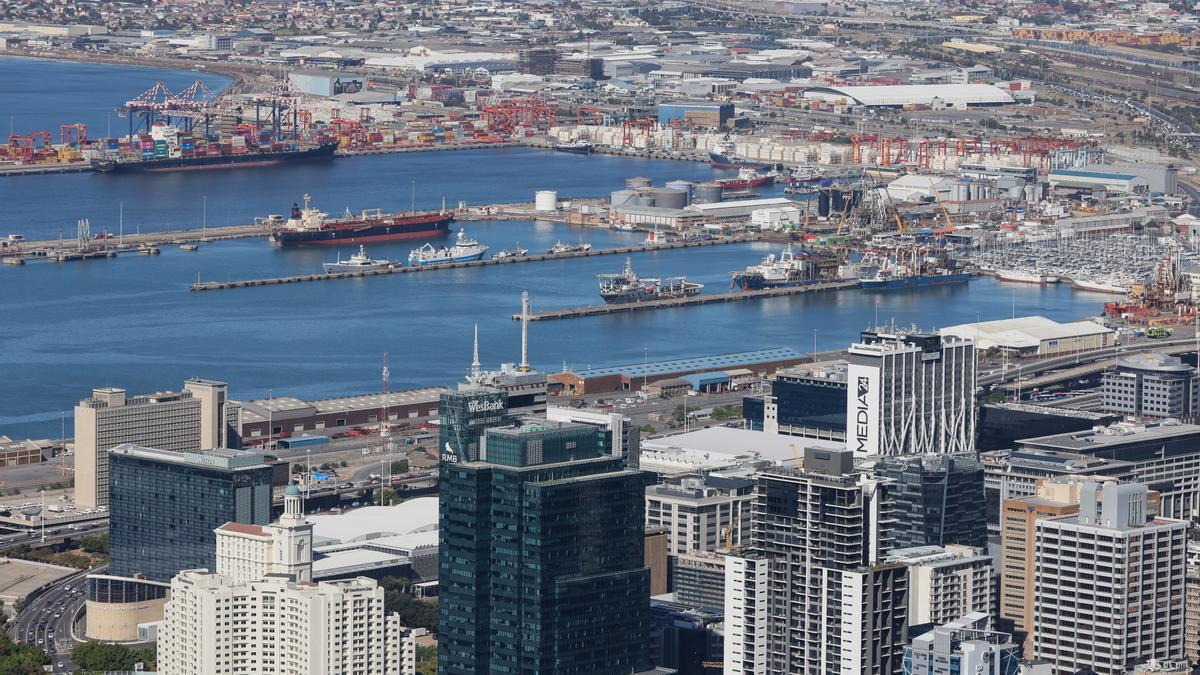 Los buques portacontenedores están amarrados en el puerto de Ciudad del Cabo, Sudáfrica.
