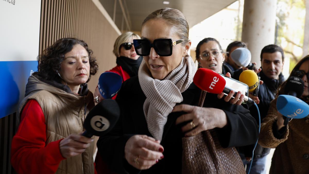 Maite Gómez, la jefa de prensa de Carlos Mazón durante la dana, a su llegada al juzgado de Catarroja.