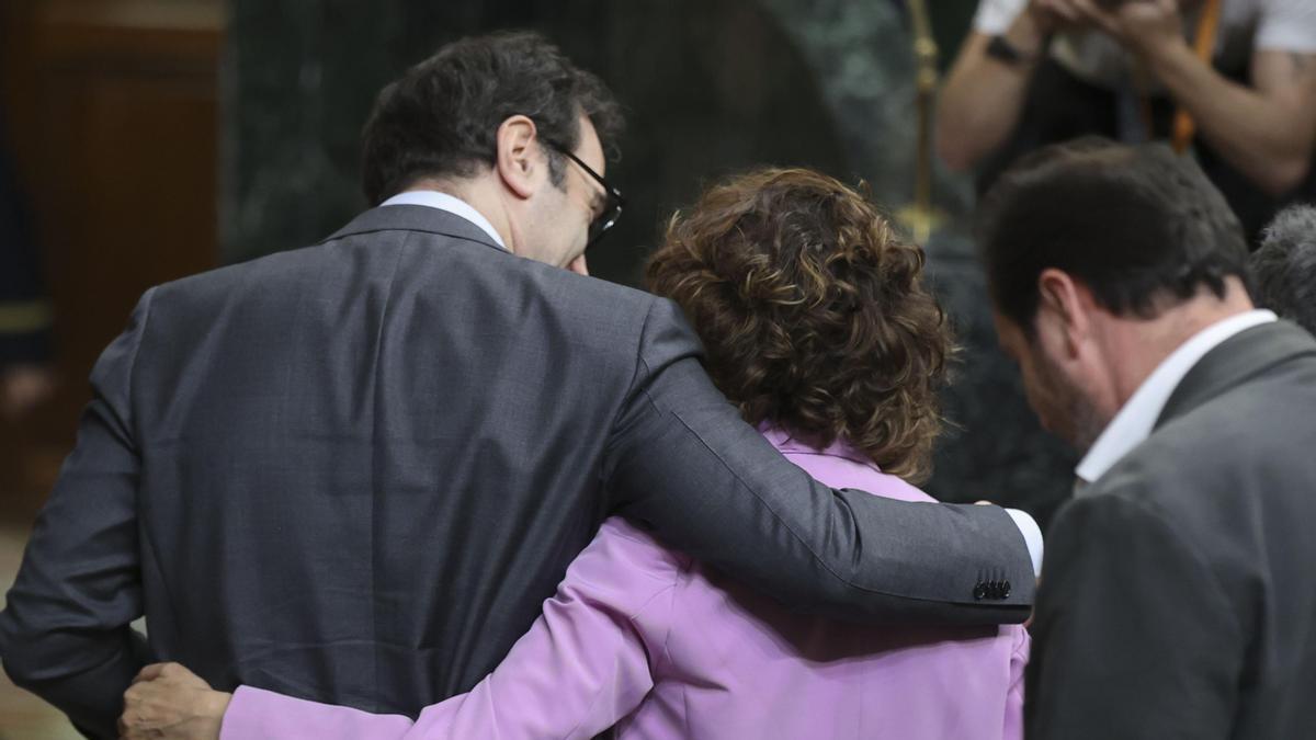 Cuerpo se abraza con Montero al salir del Congreso.