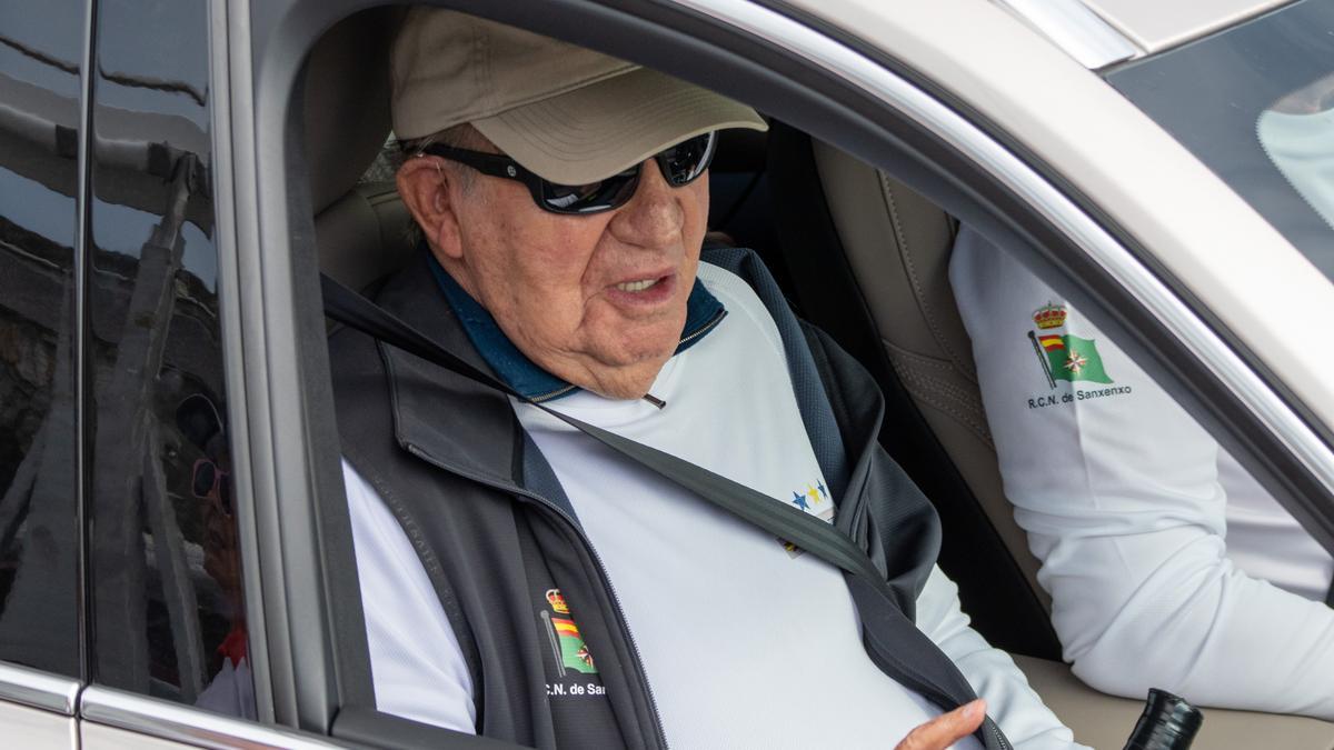 El rey emérito a su llegada al puerto deportivo, a 13 de Julio de 2025, en Sanxenxo.