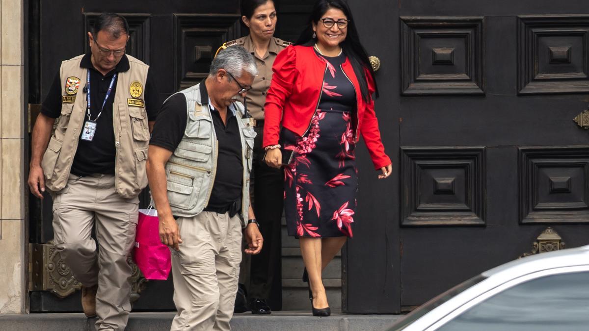 La primera ministra Denisse Miralles sale de la Presidencia del Consejo de Ministros (PCM) en el Palacio de Gobierno este martes, en Lima (Perú).