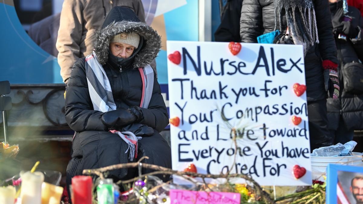Una mujer en un homenaje improvisado para Alex Pretti en Mineápolis.