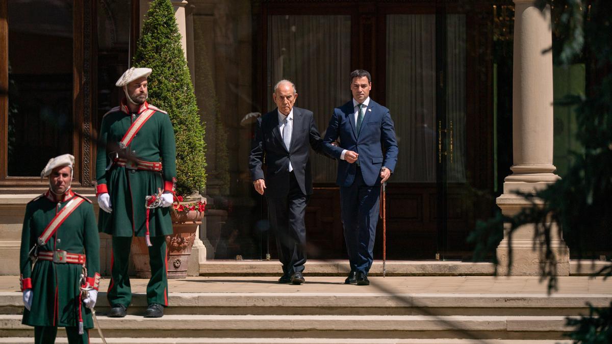 El ex-Lehendakari, Carlos Garaikoetxea y el Lehendakari, Imanol Pradales, durante un acto institucional de reconocimiento al primer Gobierno vasco tras la dictadura.
