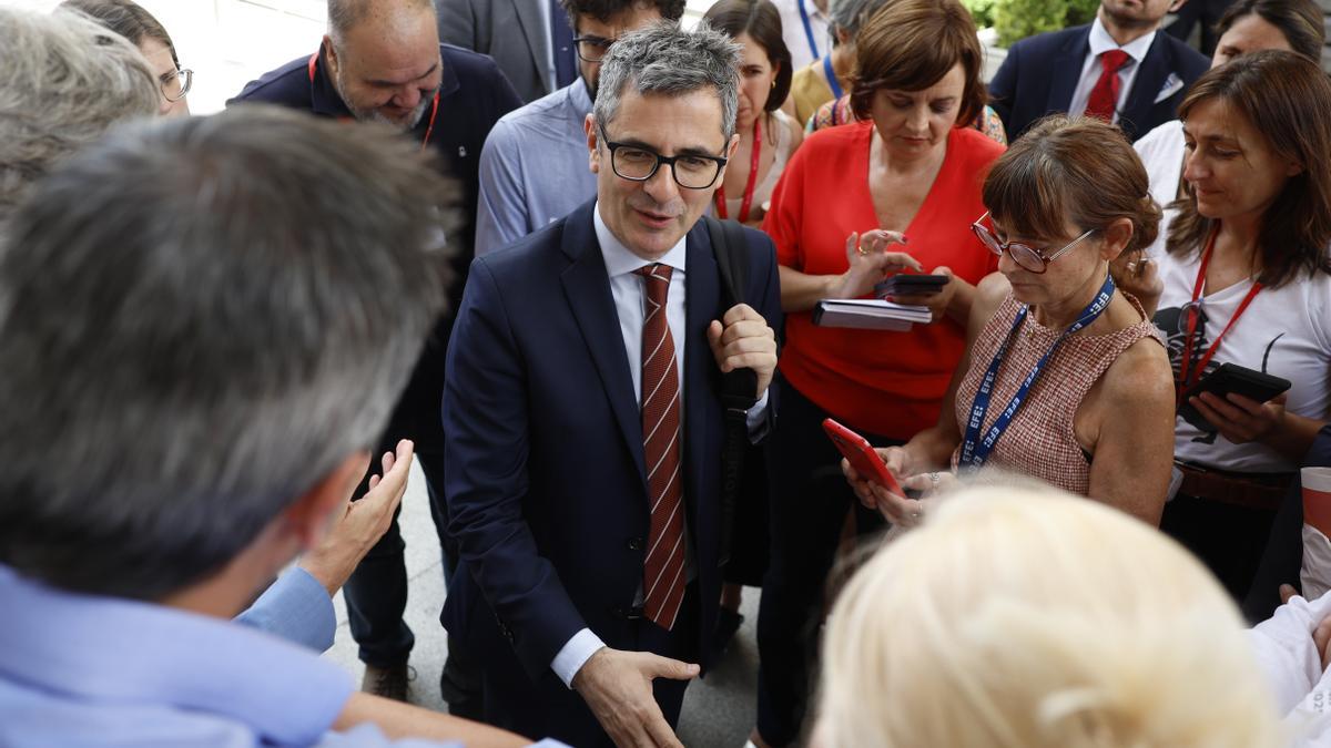 El ministro de Justicia, Presidencia y Relaciones con las Cortes, Félix Bolaños (c).