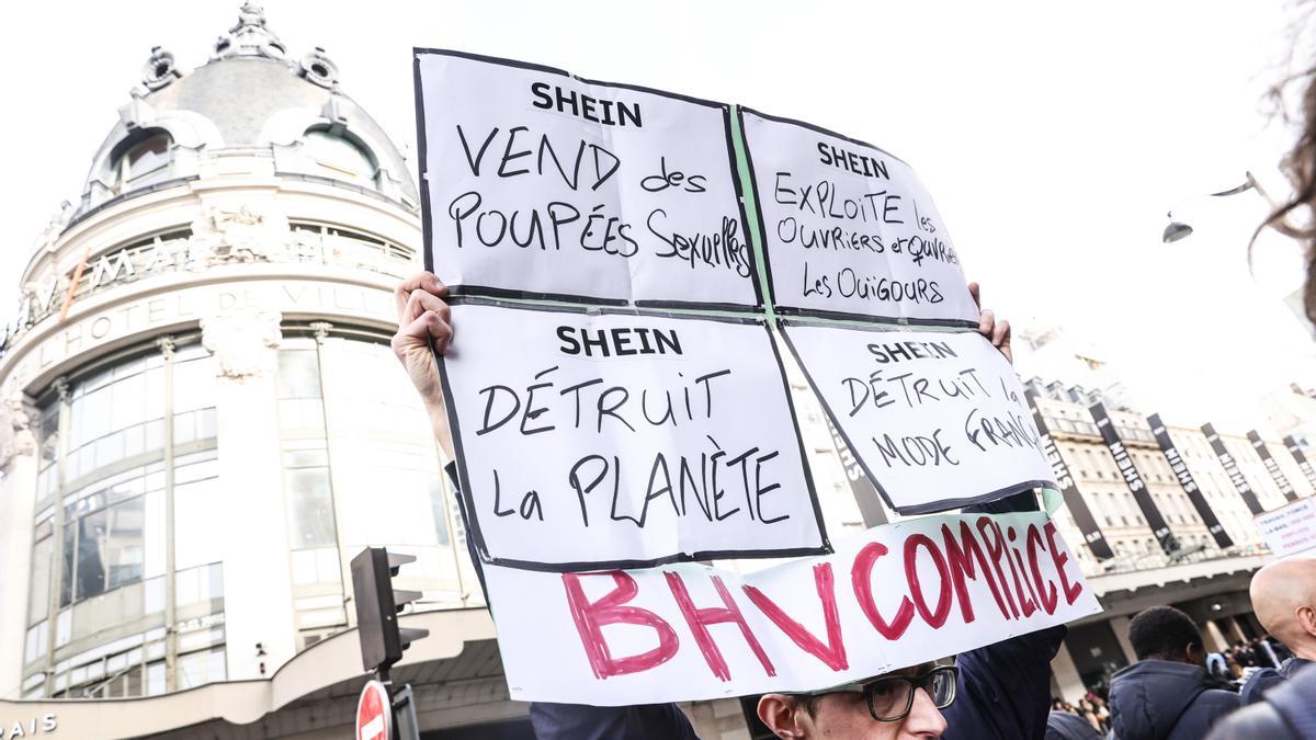 Una persona sostiene una pancarta durante una manifestación contra la apertura de la primera tienda física de Shein en el edificio BHV de París, Francia, el 5 de noviembre de 2025.