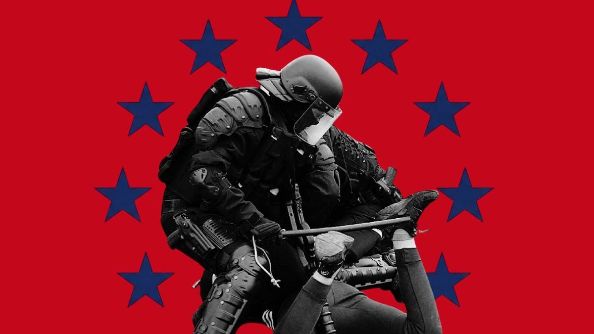Dos agentes de policía sujetando a un manifestante durante protestas en Francia en 2017.