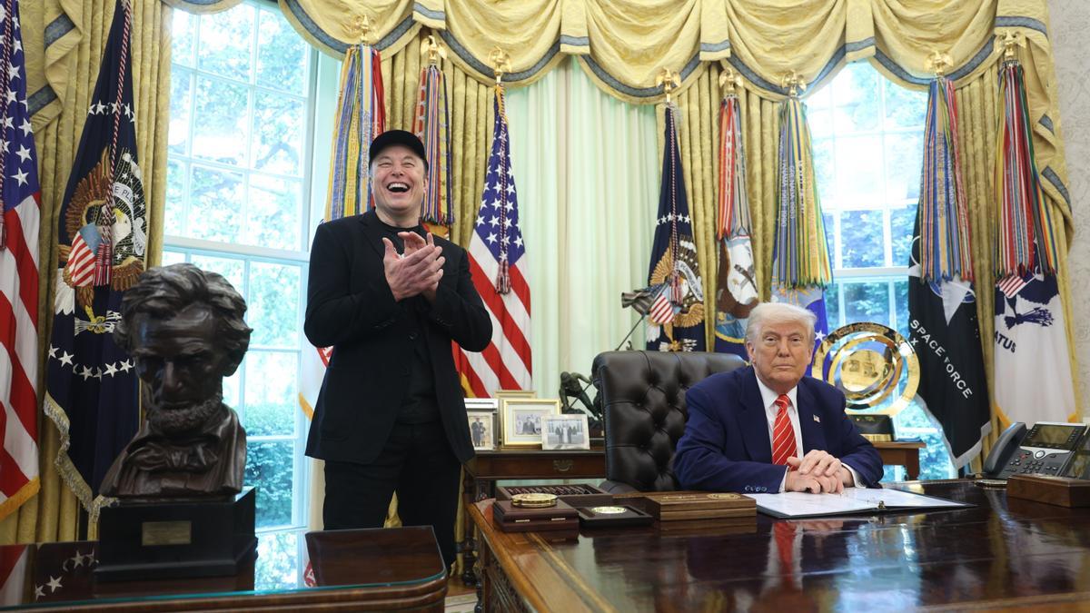 El presidente de Estados Unidos, Donald Trump (derecha), y Elon Musk asisten a una conferencia de prensa en la Oficina Oval de la Casa Blanca en Washington.