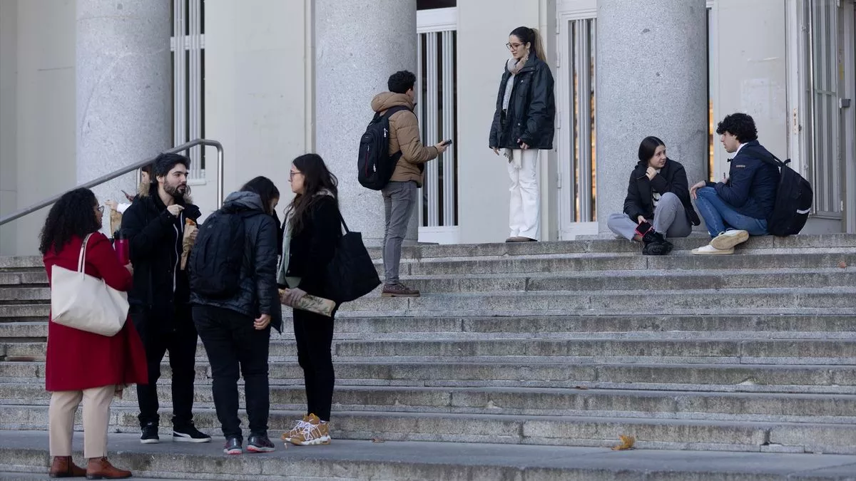 Un grupo de jóvenens en instalaciones de la Universidad Complutense de Madrid.