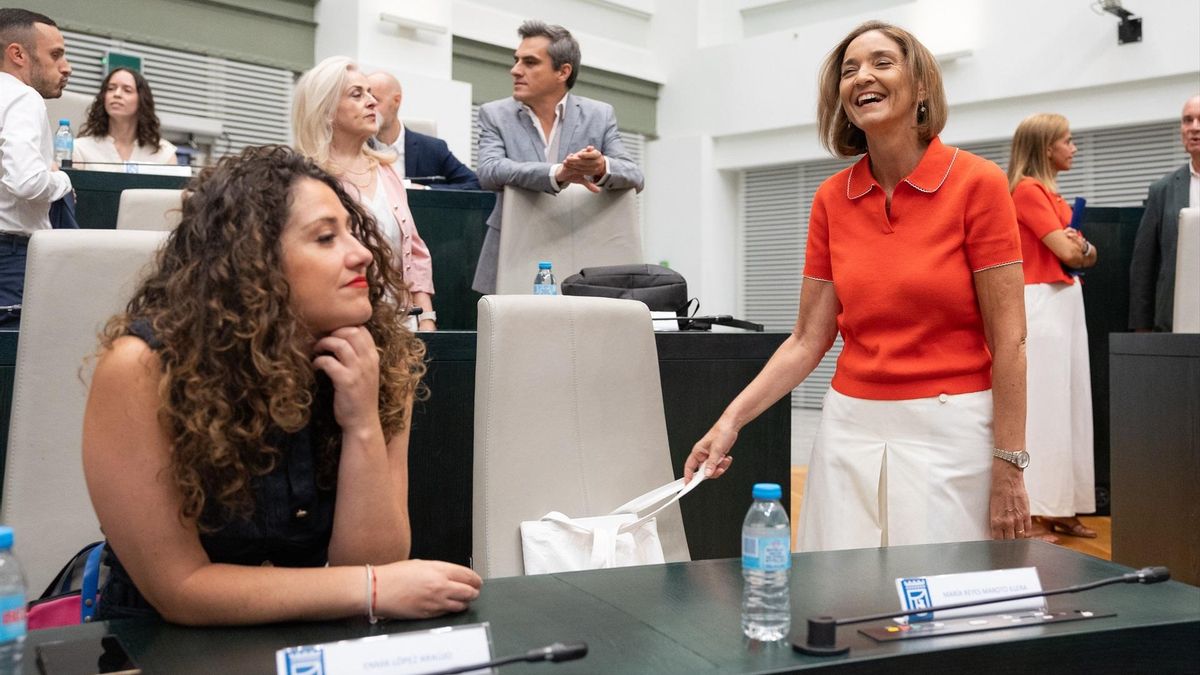 La concejala del PSOE, Emma López, y la portavoz del PSOE en el Ayuntamiento, Reyes Maroto, durante una sesión ordinaria del Pleno municipal, a 21 de julio de 2026, en Madrid (España).