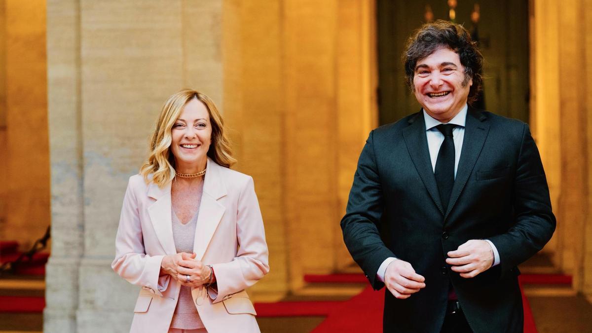 La primera ministra italiana, Giorgia Meloni, dando la bienvenida al presidente argentino, Javier Milei, en el Palacio Chigi de Roma (Italia).
