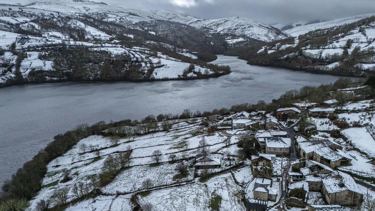 Vista aérea de la nieve que ha caído este miércoles en Chandrexa de Queixa (Ourense).