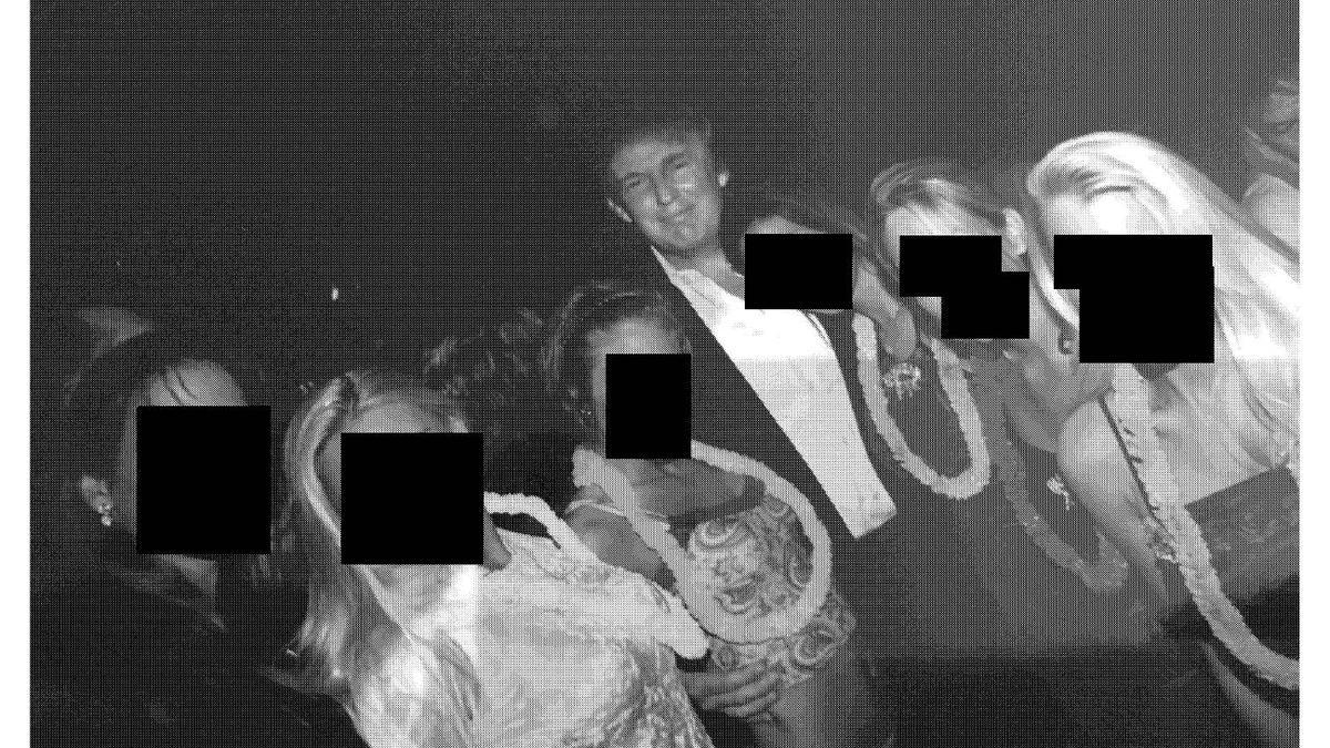 Los demócratas publican nuevas imágenes de Trump rodeado de mujeres en la mansión de Epstein