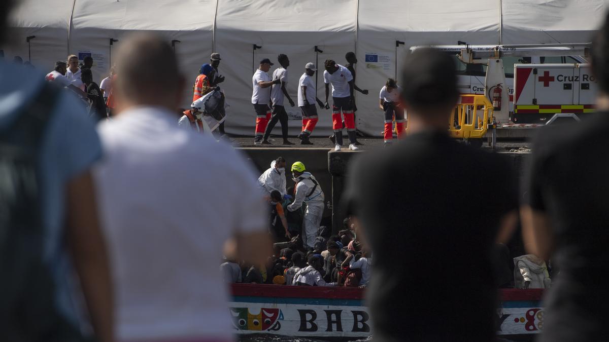 Migrantes desembarcan en el puerto de La Restinga, en El Hierro, Canarias.