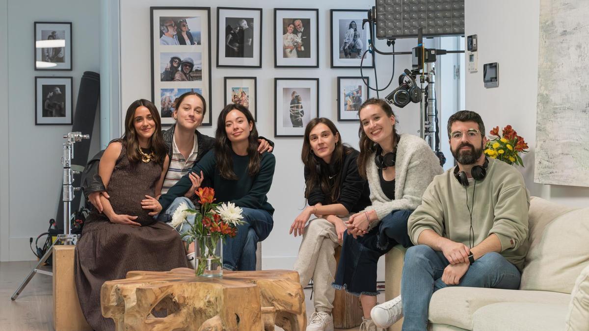 El equipo de la serie 'Se tiene que morir mucha gente'.