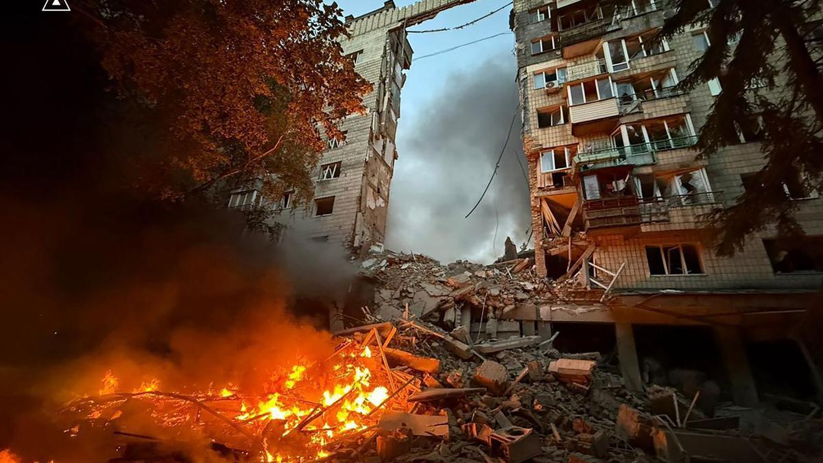 Una foto difundida por el servicio de prensa del Servicio Estatal de Emergencias (SES) de Ucrania muestra a rescatistas trabajando en el lugar de un ataque aéreo contra una zona residencial en Kiev.