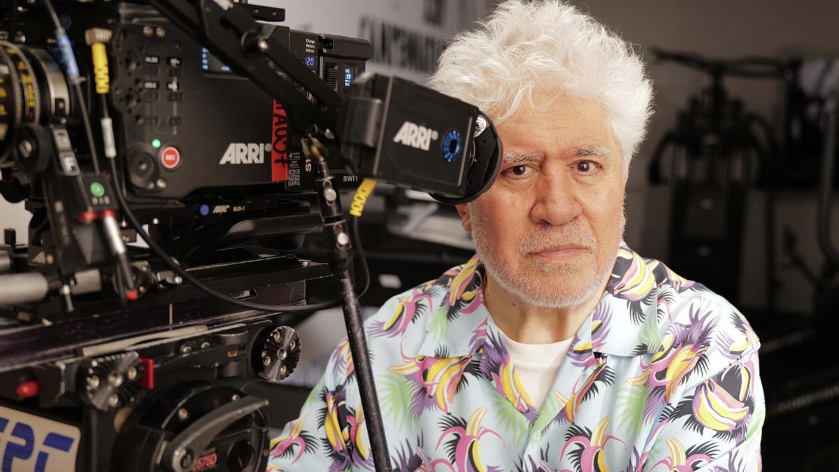 Pedro Almodóvar regresa a los cines con 'Amarga Navidad'.