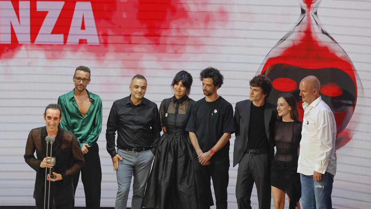Los integrantes del Ballet Nacional de España tras recibir el premio a ´Mejor espectáculo de danza´ por su montaje 'Afanador'.