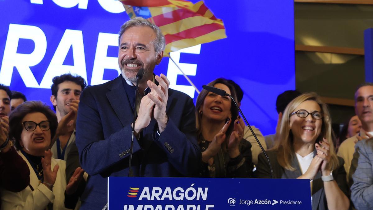 El candidato del PP a la Presidencia de Aragón, Jorge Azcón, sigue los resultados en la sede regional del partido en Zaragoza, en la noche electoral de las elecciones autonómicas de Aragón.