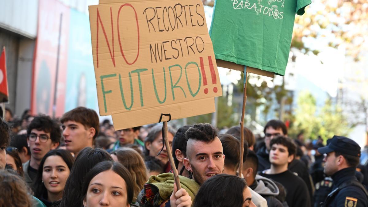 Vista de la manifestación ante la Asamblea de Madrid en defensa de la universidad pública este jueves.