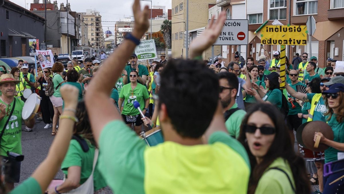 Un grupo de docentes se manifiesta durante la reunión de la Junta Directiva del PP de la provincia de Valencia, a 20 de junio de 2026, en Sueca, Valencia, Comunidad Valenciana.
