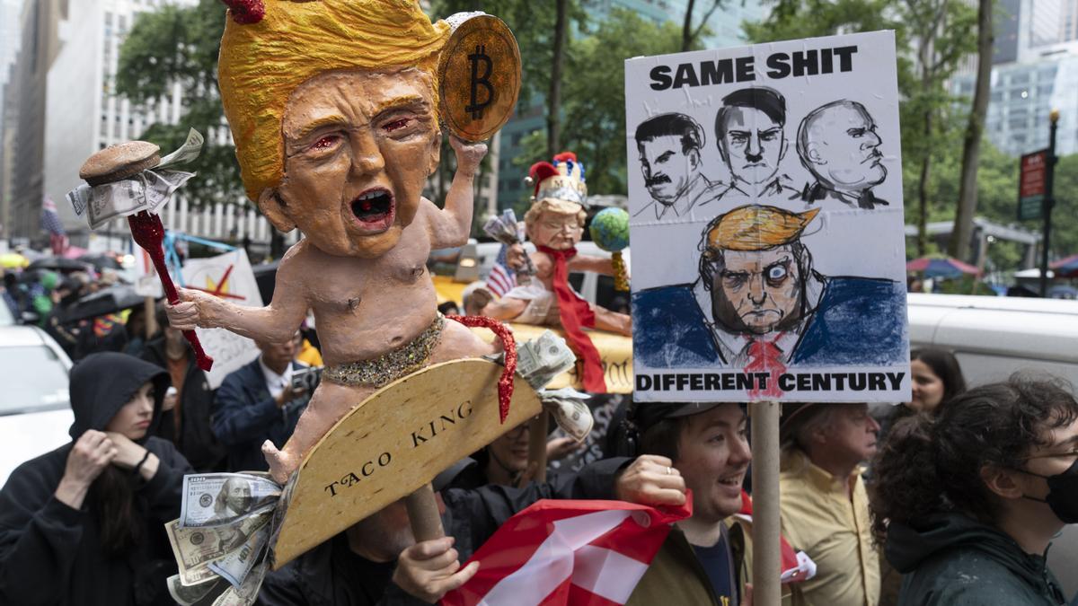 Personas se manifiestan durante una protesta denominada No Kings en Nueva York, contra el gobierno de Donald Trump.
