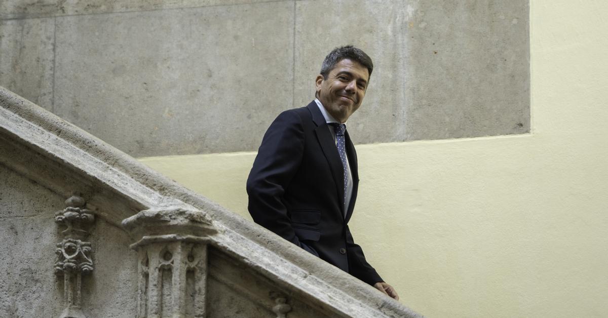Sin asumir errores, con su popularidad bajo mínimos y un falso relato: así llega Mazón al Nou d'Octubre