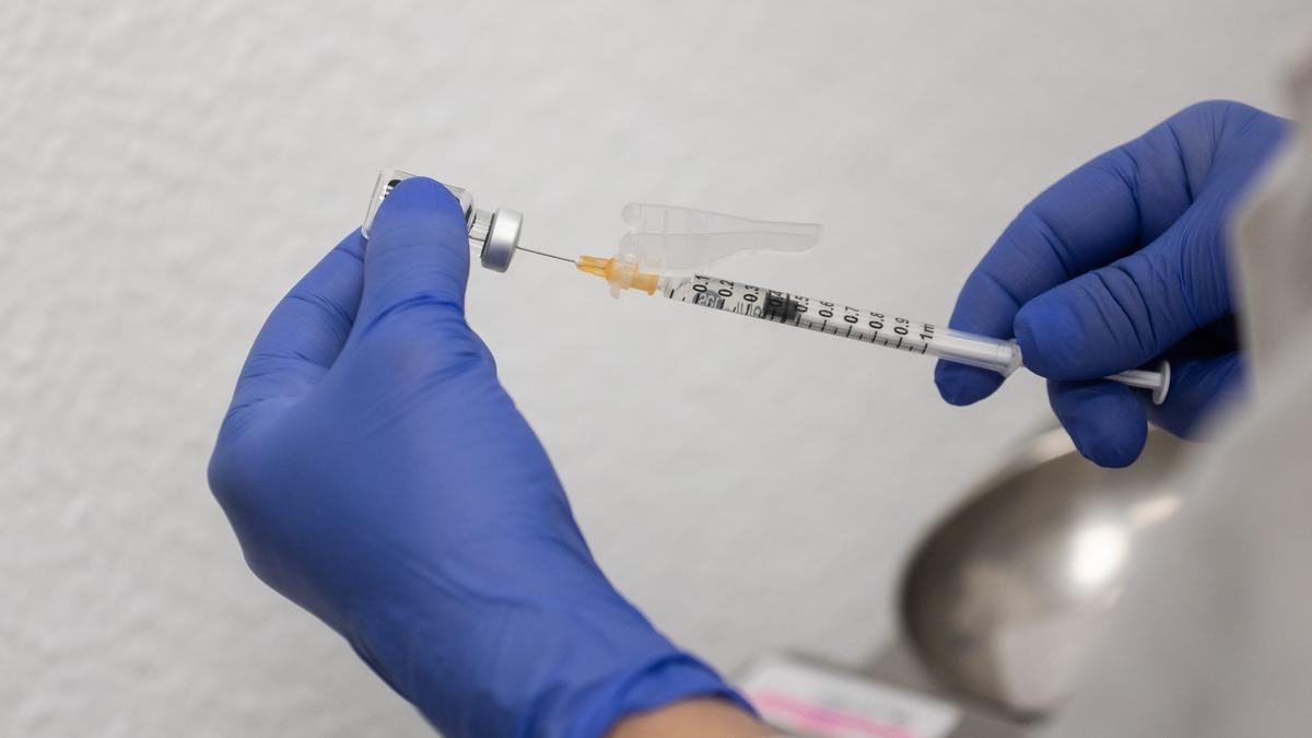 Una sanitaria prepara un vial.