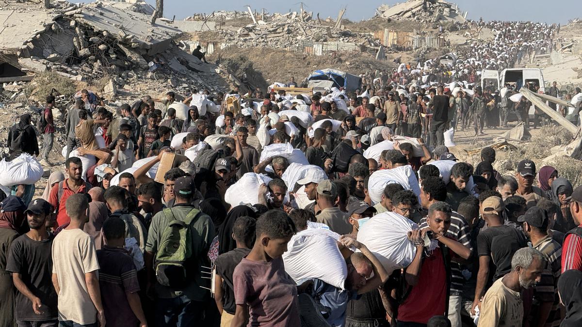 Miles de personas acuden a una zona militarizada cerca del cruce de Zikim, en el norte de la Franja de Gaza.