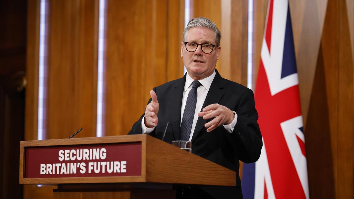 El primer ministro británico, Keir Starmer, habla en Downing Street, Londres, Gran Bretaña, el 12 de mayo de 2025.