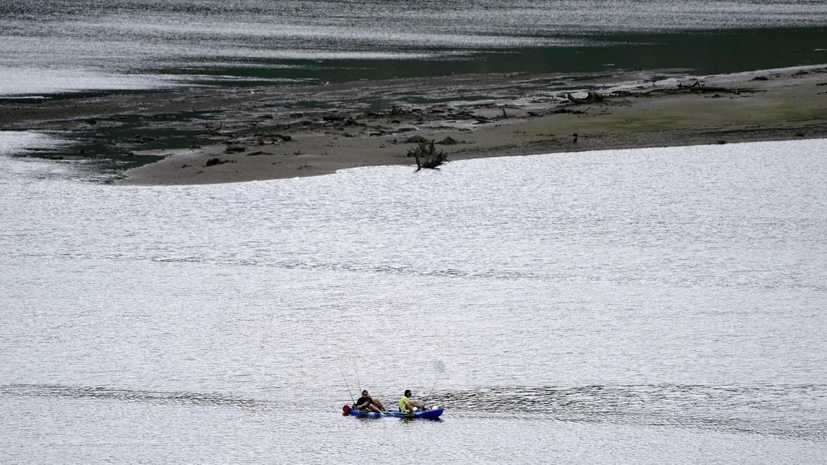 Pescadores en lancha en la desembocadura del Río Nalón este sábado en El Castillo (Asturias).