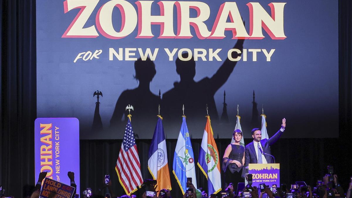 Zohran Mamdani junto a su mujer, Rama Duwaji, tras su discurso después de vencer en Nueva York