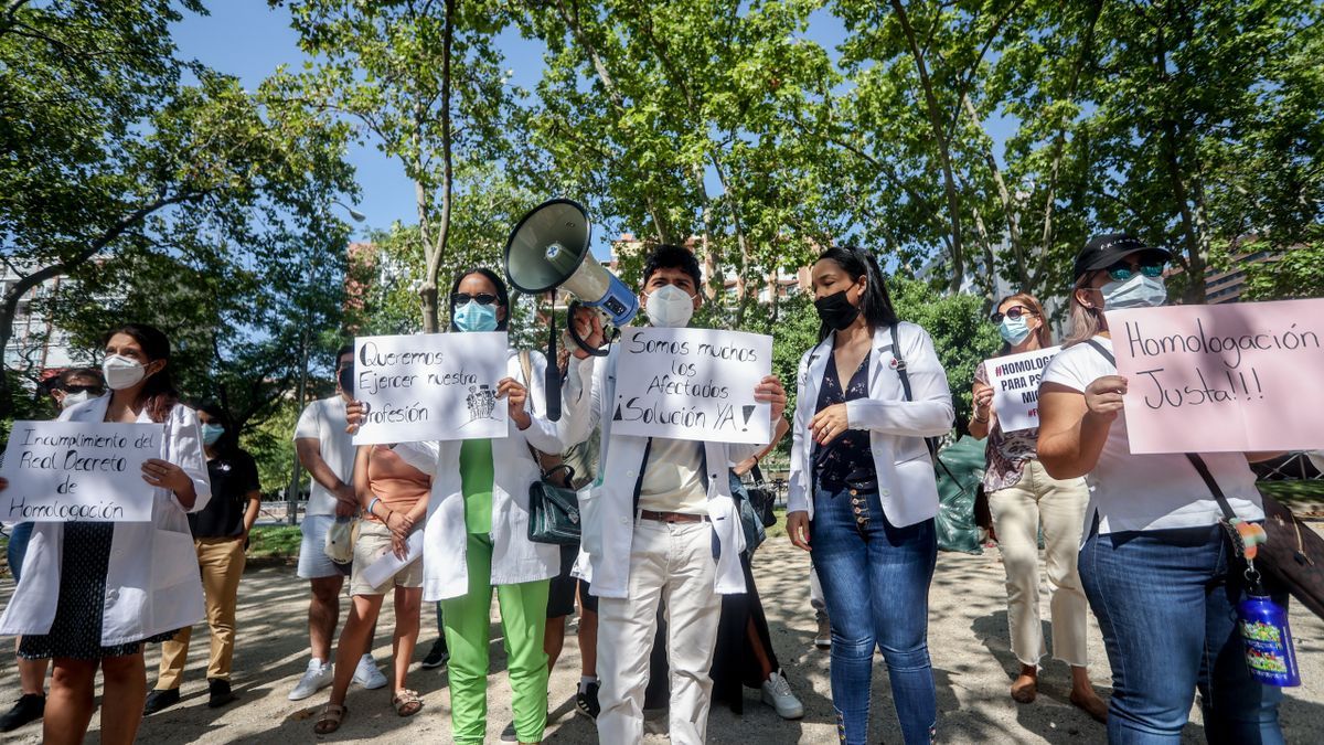 Un grupo de personas con pancartas durante una manifestación por el reconocimiento de las titulaciones médicas extranjeras, frente al Ministerio de Universidades, a 16 de agosto de 2022